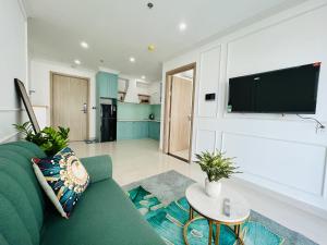 Thôn Văn DươngAn homestay, apartment Nera Huế的客厅配有绿色沙发和平面电视