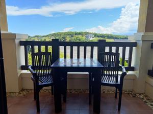 长滩岛Keira 208, Alta Vista De Boracay的美景阳台配有桌椅