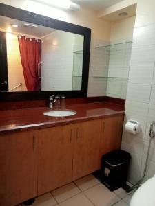 长滩岛Keira 208, Alta Vista De Boracay的一间带水槽和大镜子的浴室