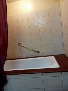 长滩岛Keira 208, Alta Vista De Boracay的带浴缸的浴室和毛巾架