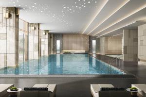 三江柳州三江万怡酒店的酒店大堂的大型游泳池