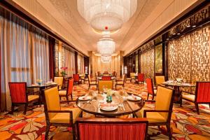 义乌义乌万豪酒店的一间在房间内配有桌椅的餐厅