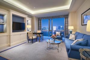 杭州杭州绿城尊蓝钱江豪华精选酒店的客厅配有蓝色的沙发和桌子
