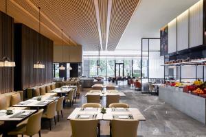 武汉武汉光谷万豪酒店的餐厅内带桌椅的用餐室