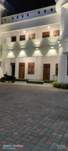 西里古里Hotel Insta 18的停在前面的一座带摩托车的建筑