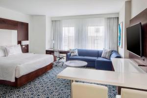 斯坦福德Residence Inn by Marriott Stamford Downtown的酒店客房,配有床和蓝色的沙发