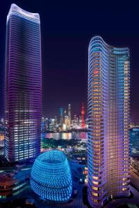 上海上海外滩W酒店的夜城里两座高耸的摩天大楼