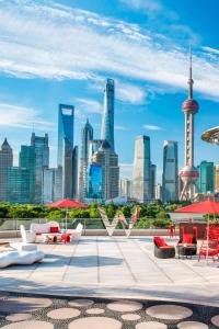 上海上海外滩W酒店的享有城市天际线美景,设有建筑