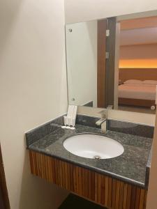 碧瑶Soleo Inn的一间带水槽和镜子的浴室