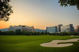 苏州苏州太湖万丽酒店的一座绿色高尔夫球场,其建筑背景为: