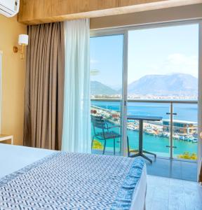 阿拉尼亚Numa Port Hotel的一间卧室配有一张床,享有海景