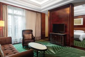 常州Sheraton Changzhou Wujin Hotel的酒店客房设有电视和床。