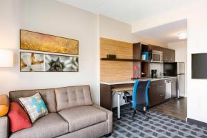 伍德布里奇TownePlace Suites by Marriott Potomac Mills Woodbridge的带沙发和书桌的客厅