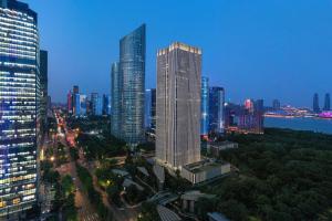 杭州杭州钱江新城万怡酒店的城市天际线,夜晚有高耸的摩天大楼