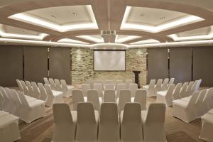 杭州杭州钱江新城万怡酒店的一间会议室,配有白色椅子和投影屏幕