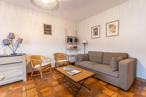 维希La bulle de Vichy Maison 4 pers tout confort的客厅配有沙发和桌子