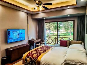 ThakhoMonMonBoutique Hotel的一间卧室配有一张床和一台平面电视