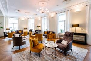 塔林特勒格拉夫傲途格精选酒店的带沙发、椅子和桌子的客厅