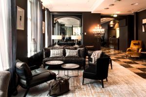 塔林特勒格拉夫傲途格精选酒店的大堂配有沙发、椅子和桌子