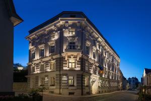 塔林特勒格拉夫傲途格精选酒店的一座白色的大建筑,灯火通明