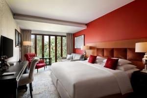 塔林特勒格拉夫傲途格精选酒店的卧室设有白色大床和红色墙壁
