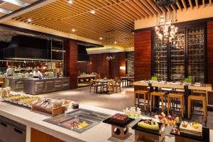 Shunde顺德美的万豪酒店的一间提供自助餐的餐厅和一间用餐室