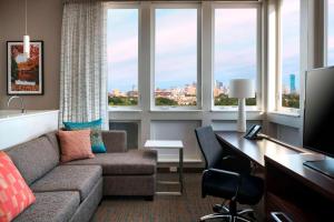 沃特敦波士顿水城万豪原住客栈 的带沙发、书桌和窗户的客厅