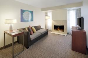 印第安纳波利斯印第安纳波利斯机场住宅酒店的带沙发和壁炉的客厅