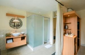 乌布Bucu View Resort的一间带玻璃淋浴和水槽的浴室