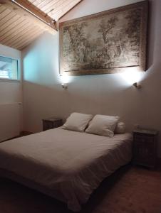 CerdonLES CHAMBRES DE LIANE的一间卧室配有一张壁画床