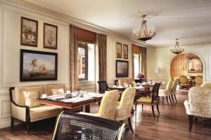 天津天津丽思卡尔顿酒店 的一间带长桌和椅子的用餐室