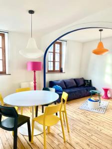 滨海贝尔克Appart 2 chambres HYPERCENTRE de Berck-Plage - WIFI的客厅配有桌椅和沙发