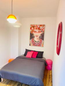 滨海贝尔克Appart 2 chambres HYPERCENTRE de Berck-Plage - WIFI的一间卧室配有一张壁画床
