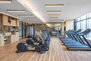 宝安深圳联投东方万怡酒店的健身房,设有数排跑步机和椭圆机