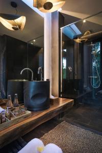 德格拉朗Sanna Ubud A Pramana Experience的一间带水槽和镜子的浴室