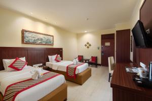 库塔伊斯坦纳拉玛大酒店的酒店客房设有两张床和一台平面电视。