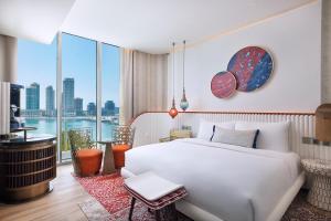 迪拜W Dubai - Mina Seyahi, Adults Only的卧室设有白色的床和大窗户