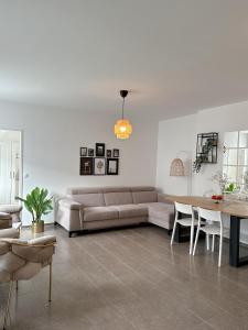 莱塔河畔布鲁克Modernes Haus nähe Parndorf的客厅配有沙发和桌子