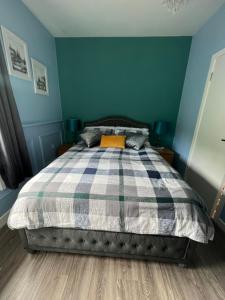 基利贝格斯Double bed Small En-suite for 2的一间卧室配有一张蓝色墙壁的床