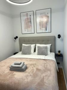 派尔努Esplanaadi Residences的一间卧室配有一张床,上面有两条毛巾