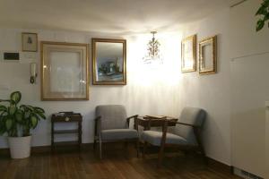 里乔内Cristina’s flat Riccione的配有桌子、两把椅子和一张桌子的房间