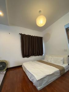 海阳Khách sạn Phương Đông的卧室配有白色的床和窗户。