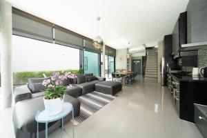 普吉镇Villa Lami - Tropical Modern Loft Phuket with 3BD, private pool, Gym and Sauna的客厅配有沙发和桌子