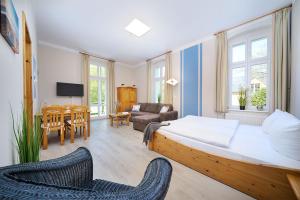 奥斯特西巴德钦诺维茨斯坦维伦 - 沃尔德安西公寓的一间卧室设有一张床和一间客厅。
