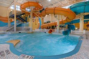卡尔加里贝斯特韦斯特PLUS奥考港口酒店的一个带水滑梯的大型室内游泳池