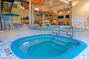 卡尔加里贝斯特韦斯特PLUS奥考港口酒店的一座带水滑梯的酒店游泳池