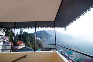 甘托克Tiara Regency Gangtok的客房设有山景阳台。