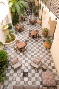 拉默齐亚泰尔默Relais - Palazzo Greco Stella的一个带桌椅的庭院,位于一个平底楼