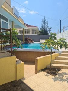 马普托Pastello guest house的一座房子后院的游泳池