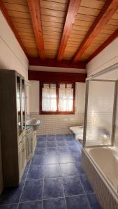 伊巴兰格鲁Villa Artegoikoa的大型浴室设有两个盥洗盆和浴缸。